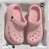 Sapatos Furados Femininos 2025 Novo Estilo Sensação de Cocô Sola Grossa Aumentado para Usar Interno Doméstico Antiderrapante Chinelos de Verão para Mulheres Praia