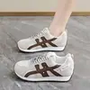 Novos Sapatos Femininos Primavera 2026 Malha Respirável Sapatos Forrest Gump Estilo Coreano Feminino Versátil Sapatos Esportivos Casuais Corrida Sapatos de Pai