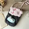 Nueva bolsa de almacenamiento estudiantil versátil a cuadros con temática de muñecas, bolsa de tela linda estilo coreano con relleno de algodón, bolso cruzado para mujer para llevar al hombro para teléfonos