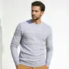 Tejido 2026 Otoño/Invierno Hombres Cuello Redondo Suéter de Punto Jacquard Moda Textura de Rayas Jersey Ajustado Camisa Base