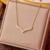 Collar de acero de titanio chapado en oro de lujo ligero y sin decoloración, cadena de clavícula con lazo de moda versátil para mujer, fabricantes