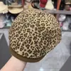 Boné Vintage com Estampa de Leopardo para Mulheres, Chapéu Versátil de Moda Outono/Inverno com Aba Larga, Boné Tendência Bico de Pato para Emagrecer o Rosto para Mulheres