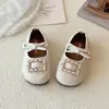 Zapatos Pequeños de Piel para Niñas Primavera/Otoño 2026 Nuevos Elegantes Zapatos de Princesa con Hebilla Metálica y Pedrería Zapatos de Desempeño para Niños Zapatos Individuales para Bebé