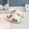 Tênis Esportivo Feminino 2026 Outono Novo Estilo Primavera e Outono Biqueira Shell Sapatos Infantis Sapatos Brancos Crianças de Médio e Grande Porte Tênis de Skate Tendência