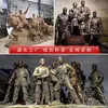 Escultura de Fibra de Vidrio de un Soldado del Ejército Rojo de Aspecto Cobrizo, Escultura Temática de Cultura Roja para Salón Conmemorativo Exterior, Plaza y Paisaje de Jardín