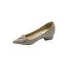 Aumento de Altura de 6CM Fivela em V de Metal Laqueado Scarpins Nude para Mulheres 2026 Novo Estilo Vintage Sapatos Rasos de Bico Fino para o Trabalho