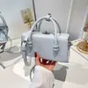 Bolsa de ombro para o dia a dia de verão, bolsa de mão de nicho super popular com uma sensação de bolsa de boliche, novo design 2026 para mulheres