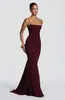 Elegante vestido de noche con una atmósfera sofisticada, estilo maduro, escote cuadrado, tirantes finos, color liso, entallado en la cintura, falda de cola de pez plisada larga