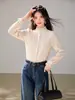 Camisa feminina com gola alta de design francês, novo top moderno em relevo, blusa estilo vintage