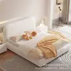 Cama de tela de terciopelo estilo crema moderna minimalista dormitorio principal cama doble nube de ola de celebridad de internet tapicería suave de pie dormitorio cama grande