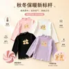 Atacado de camisetas de base forradas com fleece para meninas de comércio exterior, com acabamento franzido em cor contrastante, gola semi-alta e camisetas de manga longa com desenhos para vestuário infantil