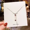 Collar con colgante de borla de acero de titanio y números romanos para mujer, estilo moderno y elegante, con cadena de clavícula de alta calidad.