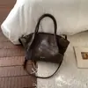 Bolsa de Ombro Grande Capacidade para Mulheres, Novo Estilo Trendy de Inverno 2025, Bolsa de Ombro Retrô Estilosa, Bolsa Tote Versátil com Toque de Alta Qualidade