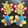 Venta al por mayor de fábrica color abejas de dos ojos botones de madera ropa infantil dibujos animados coloridos botones de dibujos animados pintados de blanco