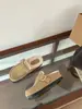 Chinelos internos fechados estilo francês para aumentar a altura, novo modelo 2026, bico redondo, fivela, chinelos de pele de camurça