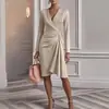Vestido de manga comprida liso com decote V acinturado, nova moda outonal, crossover, transfronteiriço Europa e América, Amazon, para mulheres.