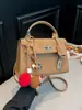 Nova Bolsa Kelly Suede Fosco Outono e Inverno 2025 Nova Bolsa de Mão Fashion Versátil Pequena de Ombro Transversal para Mulheres