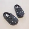Sapatos infantis femininos estilo Birkenstock com bolinhas retrô, nova coleção outono/inverno 2026, macios, confortáveis, de calçar fácil, pantufas de algodão da moda