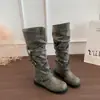 Primeiro Encontro Temporada 2026 Outono Nova Fivela de Cinto Estilo Europeu e Americano Botas de Motociclista para Mulheres, Botas de Cano Médio com Bico Redondo da Moda e Versáteis para Mulheres