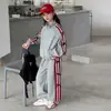 Conjunto Deportivo de Tejido con Lazo para Niñas 2025 Nuevas Llegadas de Otoño para Niños Medianos y Mayores Chaqueta Elegante Pantalones de Pierna Ancha Conjunto de Dos Piezas