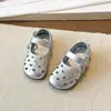 Sandálias Vazadas para Meninas Estilo Verão 2026 Moda Infantil Sapatos de Princesa Solado Macio Sapatos de Uma Tira Sandálias Versáteis Infantis