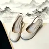 Sapatos de salto fechados estilo francês com tira no calcanhar, apresentando um salto grosso para altura adicional, um design suave e minimalista, perfeitos para o uso diário e um look chique e elegante para mulheres