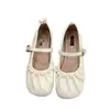 Sapatos femininos Mary Jane prateados estilo Chanel retrô, novo modelo outono 2026, sapatos de salto baixo com sola macia para combinar com saias, sapatos de festa