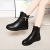 Sapatos de mãe 2026 novo estilo de inverno, botas de algodão com forro de fleece, sola macia, espessadas para aquecimento, sola plana, sapatos de couro para mulheres de meia-idade e idosas, botas curtas femininas