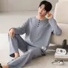 Pijama de Algodón Puro para Hombre, Nuevo Estilo Otoño, Manga Larga, Pantalón Largo, Cuello Redondo, Sin Cierre, Casual, Se Puede Usar Afuera, Ropa para el Hogar, Conjunto de Dos Piezas