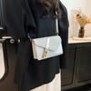 Bolsa Transversal Versátil de Alto Valor Estético para Mulheres 2026 Nova Moda Design de Aba Geométrica Fecho com Fivela Bolsa Quadrada Pequena