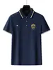 Camisa polo masculina bordada com emblema estilo Hong Kong, gola de cor contrastante, feita de algodão piquet respirável e absorvente de suor, adequada para jovens e adultos de meia-idade para o trajeto diário, manga curta