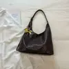 Bolsa de mano de gran capacidad de color liso, nueva bolsa de hombro retro de moda para el verano 2026, bolsa de axila de moda para el trabajo y los desplazamientos