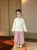 Novo suéter de bebê estilo coreano para meninas, camisa base estilosa com gola de renda, malha versátil para outono e inverno para bebês e crianças pequenas