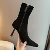 Botas femininas curtas europeias e americanas, botas de bico quadrado, sapatos femininos de salto alto, botas de inverno slim fit, novas botas elegantes de 2024 com salto fino e perna fina, versáteis