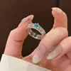 "Qimeng Crystal Edge" Anel de Zircônia Azul Frio para Mulheres Anel de Dedo de Luxo Leve Avançado Anel com Design Vazado