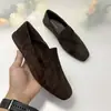Mocasines de piel de vaca suave en el mismo estilo que los Grape Ma, con una puntera cuadrada angulada única, diseño minimalista, zapatos para calzar