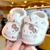 Zapatos para niños pequeños, nuevos modelos de primavera y otoño, zapatos para bebés principiantes para niños de 1 a 2 años, de suela blanda, antideslizantes, zapatos de dibujos animados que chirrían