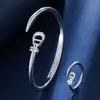 Conjunto de pulsera y anillo geométricos de lujo ligero, único y sofisticado, joyería elegante y versátil, adecuado para fiestas, el trabajo y como regalo