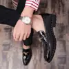 Moda Nova Primavera e Outono Estilo Britânico Personalizado Franja Slip-On Casual Pequenos Sapatos de Couro Formal de Negócios Tamanho Grande Sapatos Masculinos
