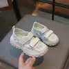 Zapatos Deportivos de Marco para Niños Zapatos Huecos Transpirables Verano 2025 Zapatos Antideslizantes de Suela Suave para Niñas Medianas y Grandes de Punta Cerrada