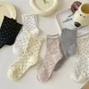 Calcetines de lunares con borde de volantes para mujer, calcetines de media pantorrilla, estilo ins moderno, calcetines sencillos de primavera y otoño para usar en capas, calcetines largos absorbentes de sudor estilo japonés para estudiantes