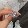 Anillo de Zirconia Giratorio con Forma de Copo de Nieve, Temática de Anime, Estilo Lujo Ligero, Broche Accesorio de Combinación de Nicho de Gama Alta