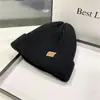 Gorro de punto con bloques de color y borde enrollado, etiqueta de cuero, sombrero versátil para otoño e invierno, estilo transfronterizo europeo y americano, gorro de punto casual versátil tipo slouchy