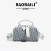 2026 Nuevo Popular Bolso de Hombro con Letras para Transmisión en Vivo Bolso Boston Cruzado al por Mayor Bolso Almohada con Forma de D con Monograma