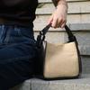 Nova Bolsa de Palha Tecida para o Verão de 2026 com Patchwork de Couro Genuíno, Bolsa Quadrada Pequena Versátil e de Alta Qualidade para Mulheres, Bolsa de Mão e Transversal de Palha
