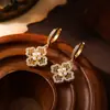 Exquisitos aretes calados de zirconia y perla, un accesorio ligero y de moda para mujer, versátiles y fáciles de combinar, con diseño de pétalo, y que ofrecen un look único y elegante.