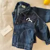Chaqueta de Mezclilla Suave para Niños Niños 2026 Primavera y Otoño Nuevo Estilo Cárdigan para Niños Pequeños con Costuras de Contraste Bloques de Color Chaqueta de Mezclilla para Bebés Niñas Elegante