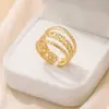 Anillo Abierto de Acero Inoxidable Estilo Palacio Retro Europeo y Americano Tohm Lujo Accesible Versátil No se Desvanece Calado Joyería de Mano Dorada para Mujeres