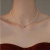 Collar de clavícula de perla con colgante de letras de metal, simple, versátil y de uso diario, con textura de lujo ligero para mujer