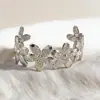Pulseiras Cruzadas Europeias e Americanas com Padrão de Flores Metálicas, Pulseiras Douradas Estilo Retrô, Acessórios de Mão Versáteis de Moda de Luxo Leve Atacado